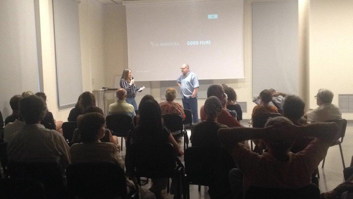 Anna Fernàndez, de la productora Clack, conversa con Sàgar Male, de Mapasonor, al presentar la película ’Los informes sobre Sarah y Saleem’, este martes en el Cafè de Mar de Mataró.