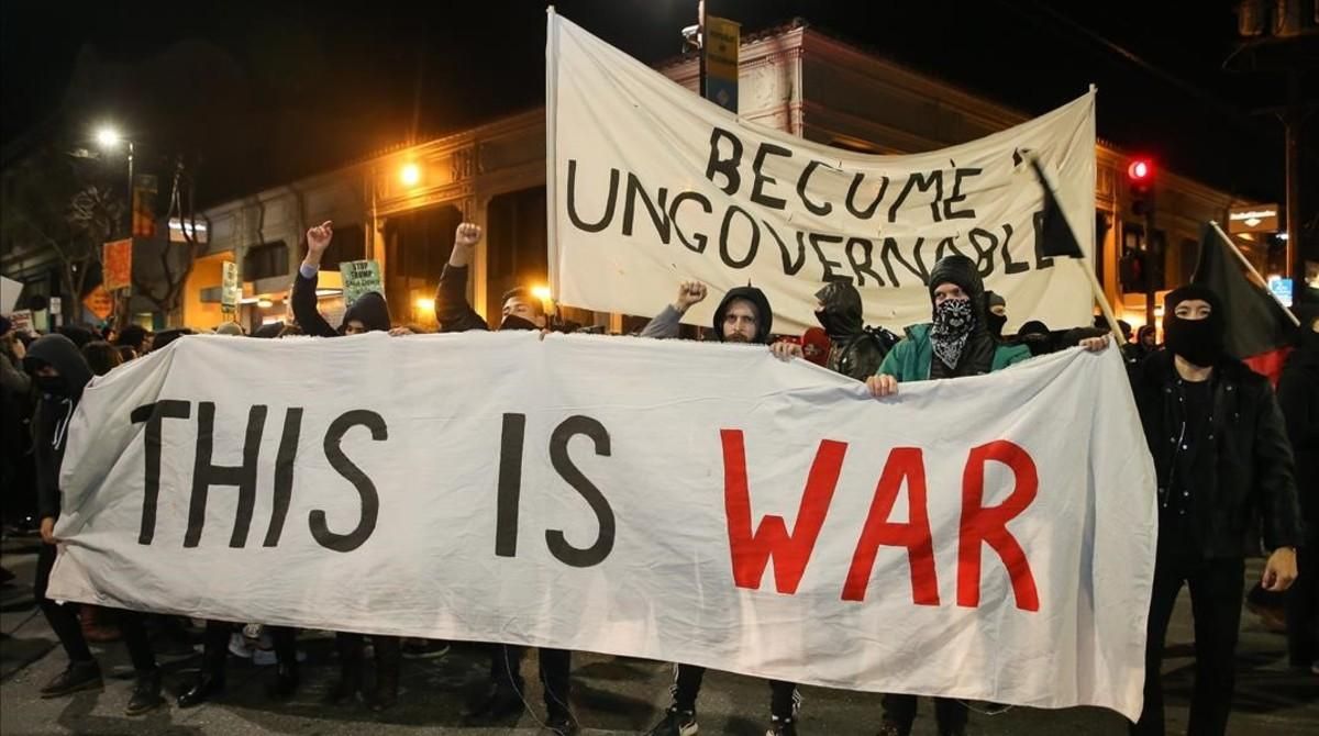 Una pancarta alzada este miércoles en las manifestaciones de la Universidad de Berkeley contra la conferencia de Milos Yiannopoulos. Una pancarta alzada este miércoles en las manifestaciones de la Universidad de Berkeley contra la conferencia de Milos Yiannopoulos.