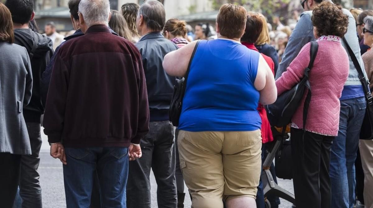 Una mujer obesa, en una calle de Valencia. Una mujer obesa, en una calle de Valencia.