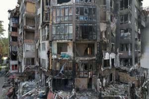 Uun edificio de apartamentos destruido durante la invasión rusa de Ucrania en Irpin