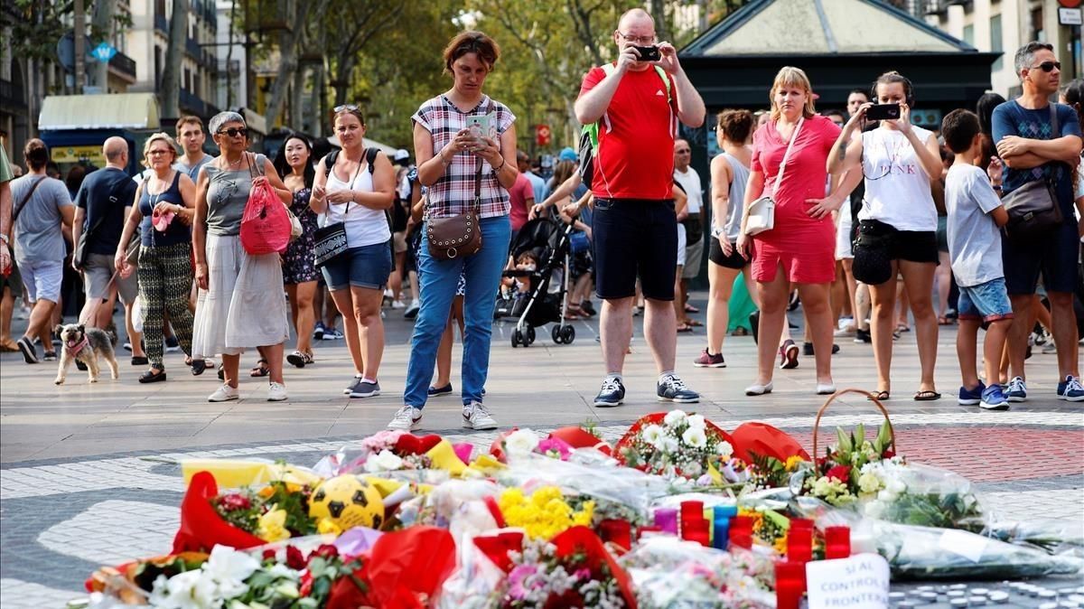 Flores, velas y otros objetos sobre el mosaico de Miró, en La Rambla, en recuerdo de las víctimas del atentado. Flores, velas y otros objetos sobre el mosaico de Miró, en La Rambla, en recuerdo de las víctimas del atentado.