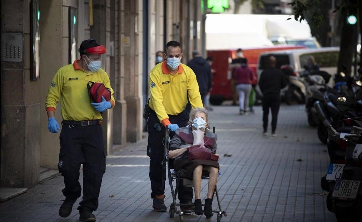 Técnicos del SEM trasladan al hospital a una mujer con insuficiencia respiratoria, en Barcelona. Técnicos del SEM trasladan al hospital a una mujer con insuficiencia respiratoria, en Barcelona.