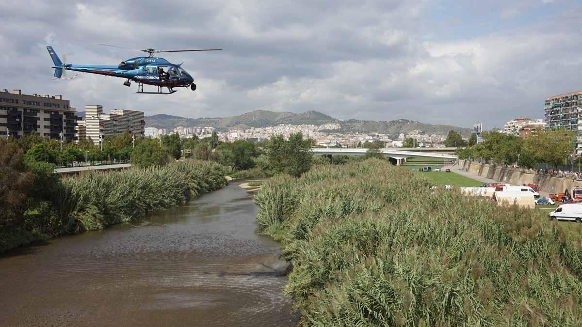 Los Mossos buscan a un bebé arrojado por su padre al río Besòs.