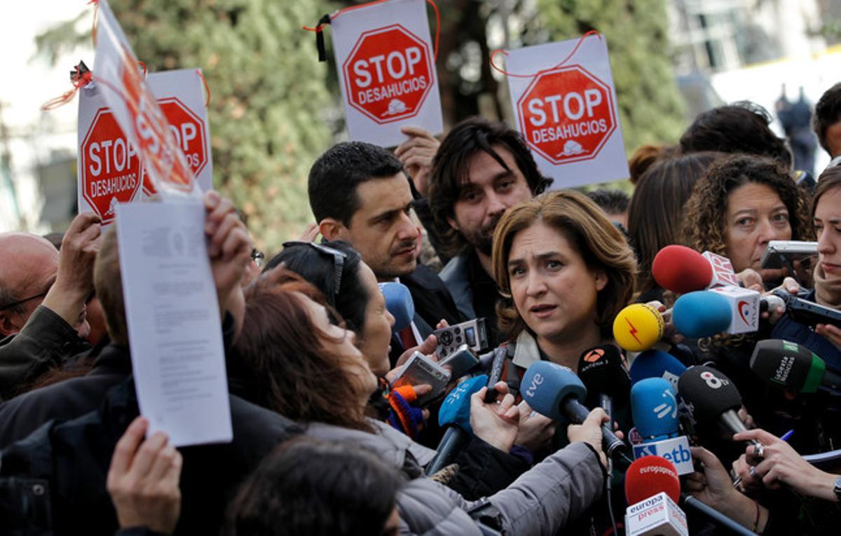 Ada Colau, activista de Plataforma de Afectados por la Hipoteca, declara ante la prensa tras conocer la sentencia del Tribunal de Justicia Europeo. Ada Colau, activista de Plataforma de Afectados por la Hipoteca, declara ante la prensa tras conocer la sentencia del Tribunal de Justicia Europeo.