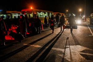 Autobuses con habitantes de Mariúpol llegan a Zaporiyia, más de 3.700 personas han sido rescatadas de la ciudad asediada por los rusos.
