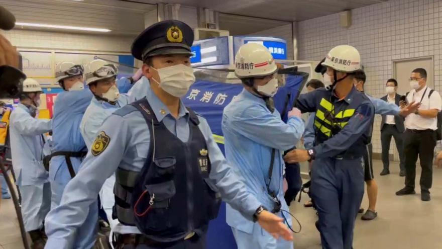 Un home causa 10 ferits en un atac amb ganivet en un tren de Tòquio - Vimarsana News