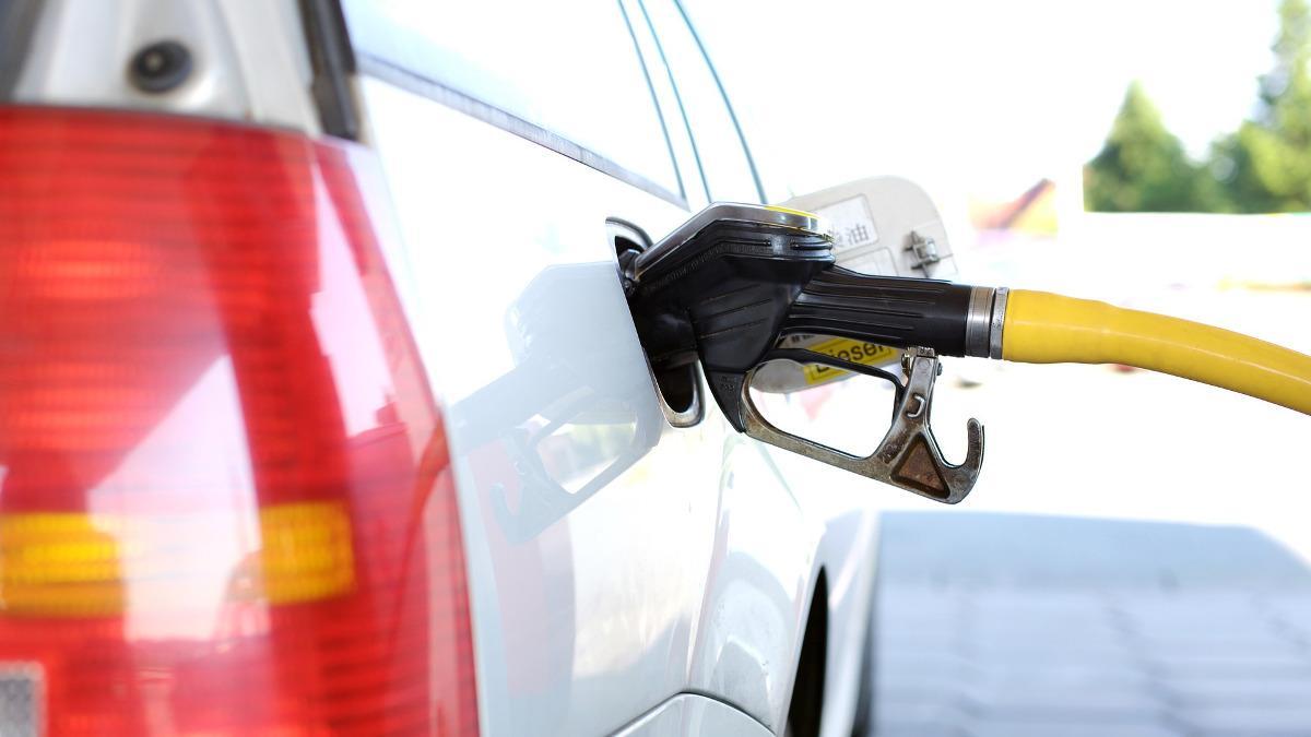¿Quieres ahorrar gasolina? Sigue estos 8 trucos de conducción eficiente