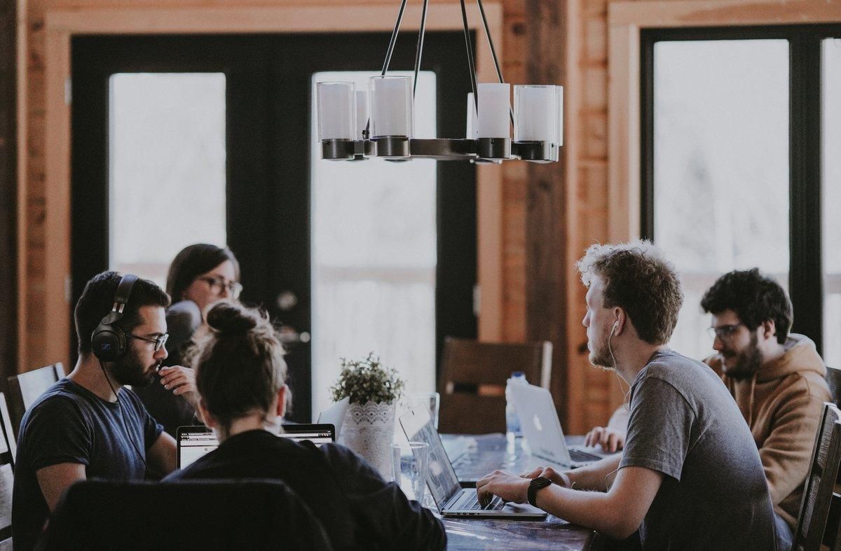 Los millennials y los centennials se diferencian en aspectos como el salario o el trabajo en equipo Los millennials y los centennials se diferencian en aspectos como el salario o el trabajo en equipo