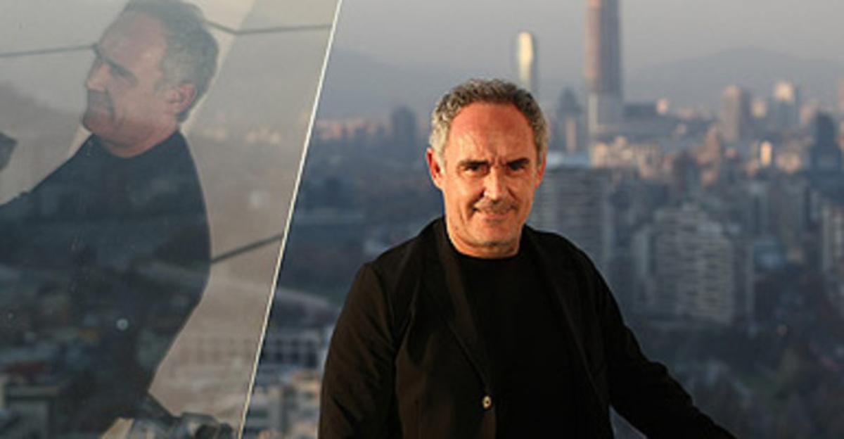El reconocido chef propietario de El Bulli, Ferran Adrià, posa en una rueda de prensa en Santiago de Chile el 4 de junio.