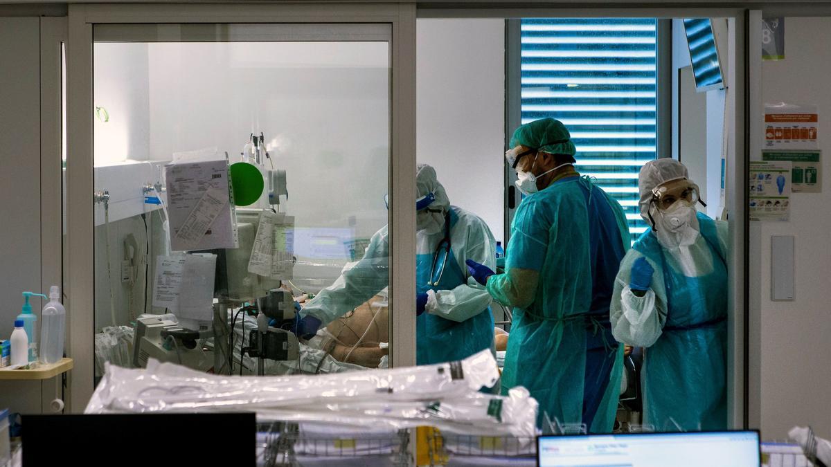 Sanitarios atienden a un paciente en el Hospital Germans Trias i Pujol de Badalona.