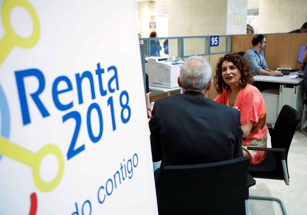 La ministra de Hacienda, María Jesús Montero, en una oficina de la AEAT durante la campaña de la renta 2018. La ministra de Hacienda, María Jesús Montero, en una oficina de la AEAT durante la campaña de la renta 2018.