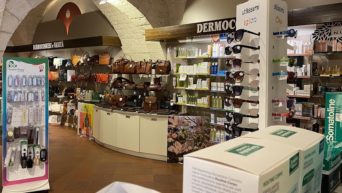 El interior de una farmacia en Italia, con venta de productos diversos, incluso bolsos.