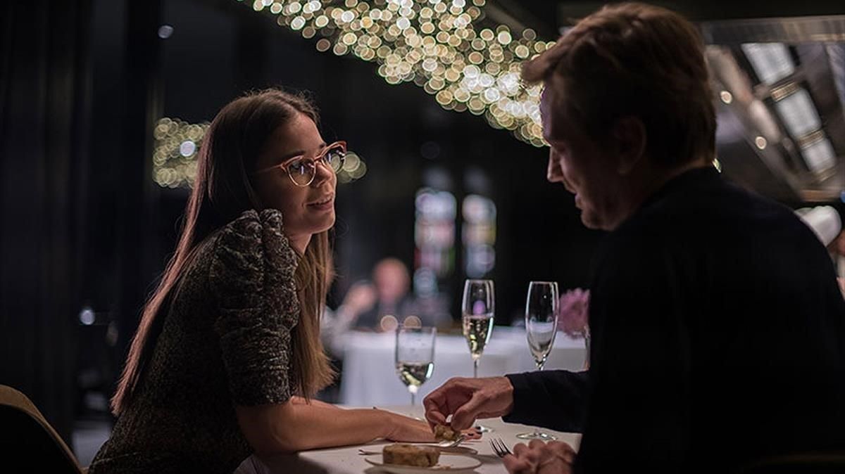 Laia Costa y Guillermo Pfening, en el restaurante que aparece en ’Foodie love’. Laia Costa y Guillermo Pfening, en el restaurante que aparece en ’Foodie love’.