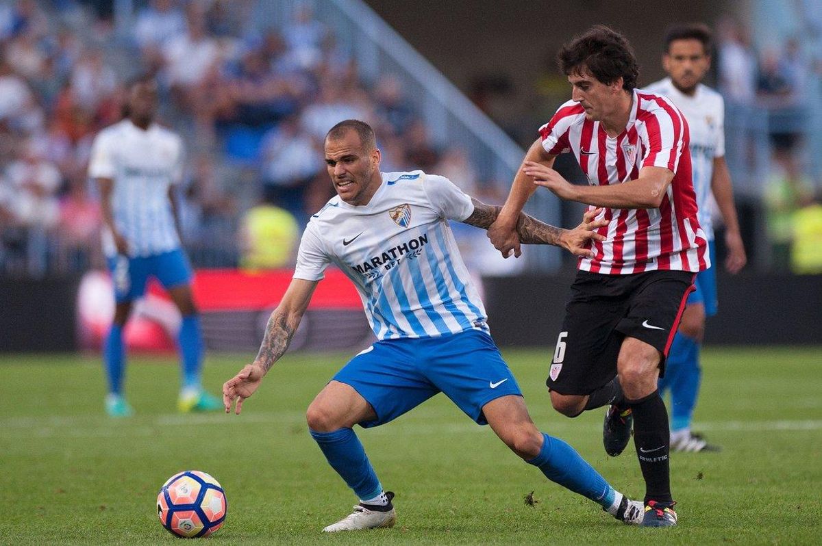 San José, junto a Sandro, en el Málaga-Athletic de la pasada temporada. San José, junto a Sandro, en el Málaga-Athletic de la pasada temporada.