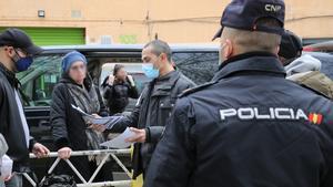 Una furgoneta procedente de la frontera con Polonia con varias familias de refugiados llega en un municipio de Barcelona y es revisada por agentes de la Policia Nacional.