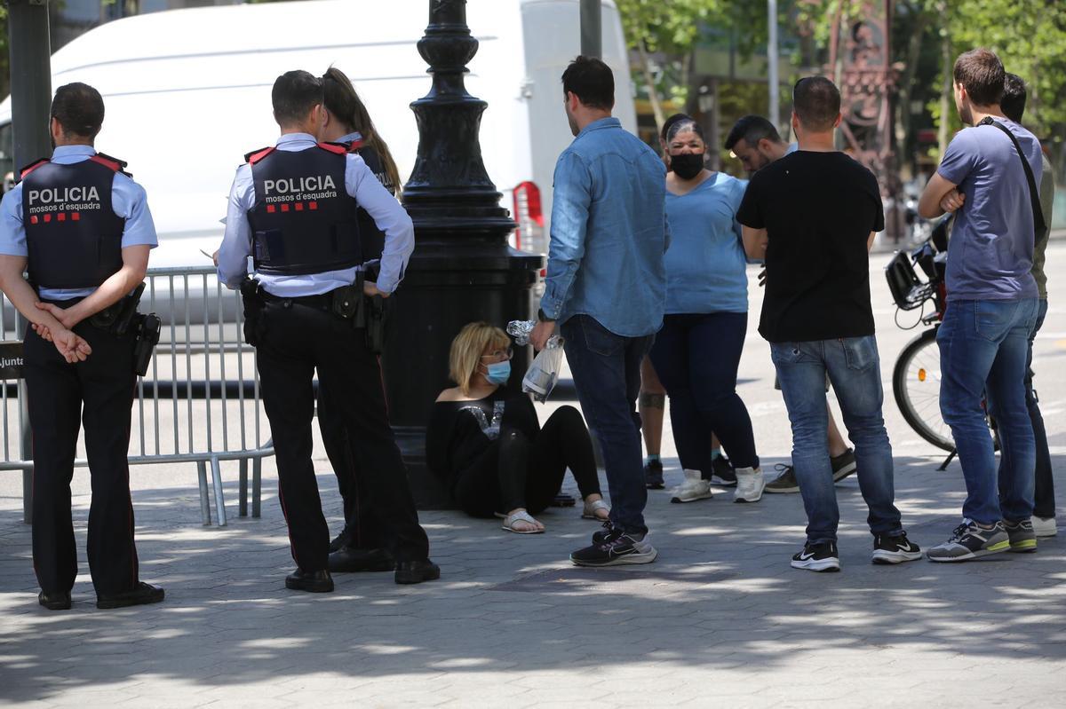 Operación de los Mossos contra carteristas en el paseo de Gràcia de Barcelona.