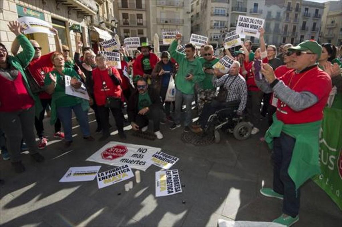 Más de un centenar de personas se manifiestan en Reus contra la pobreza energética. Más de un centenar de personas se manifiestan en Reus contra la pobreza energética.