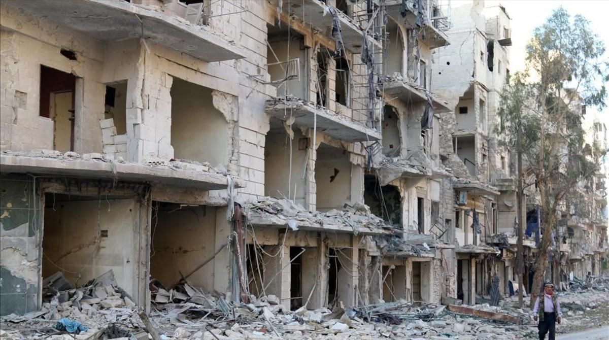 Un hombre camina entre las ruinas de edificios destruidos en el barrio de Al Sukari, en Alepo (Siria), el 19 de octubre. Un hombre camina entre las ruinas de edificios destruidos en el barrio de Al Sukari, en Alepo (Siria), el 19 de octubre.