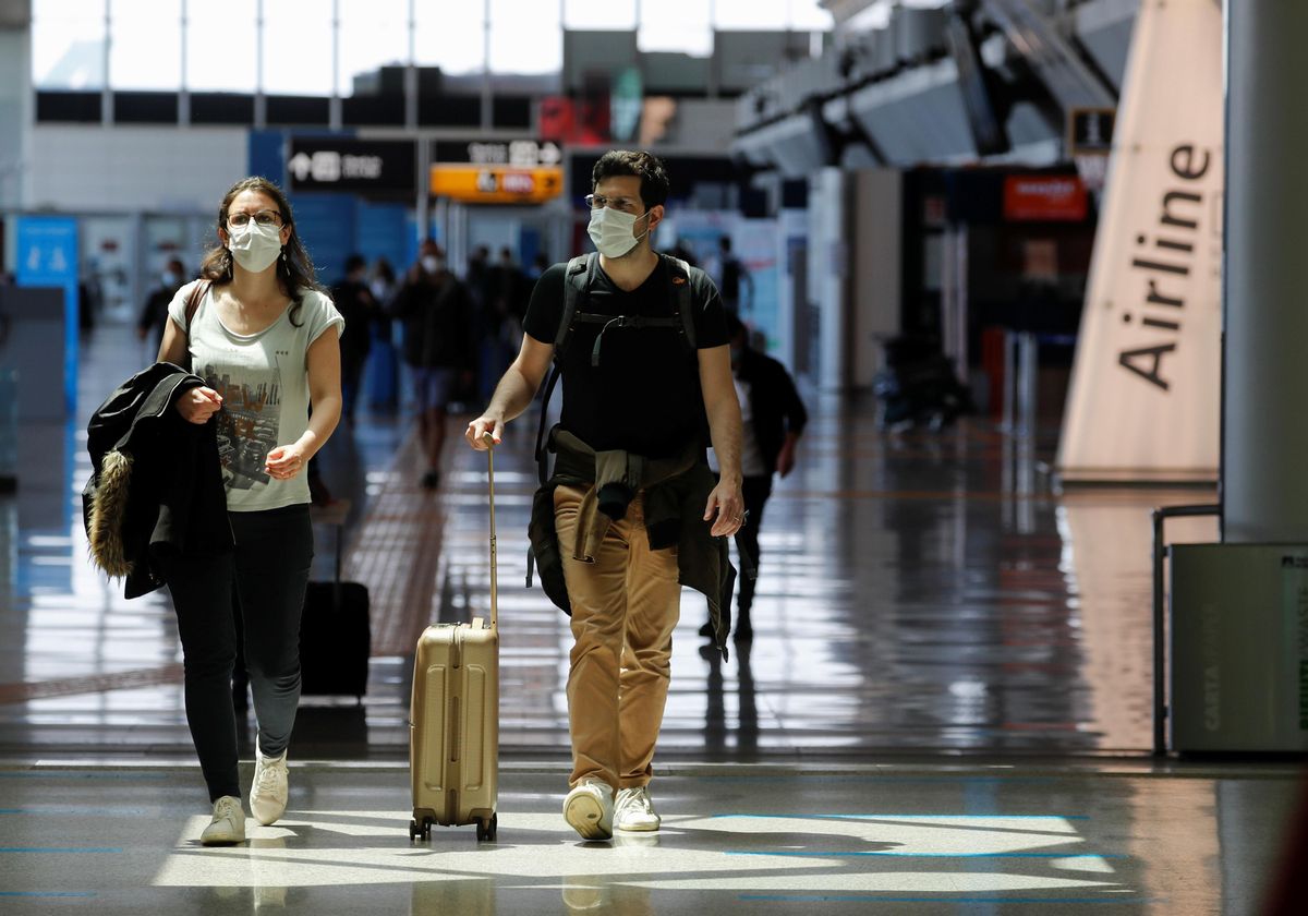 Una pareja camina por el aeropuerto de Roma Fiumicino. Una pareja camina por el aeropuerto de Roma Fiumicino.