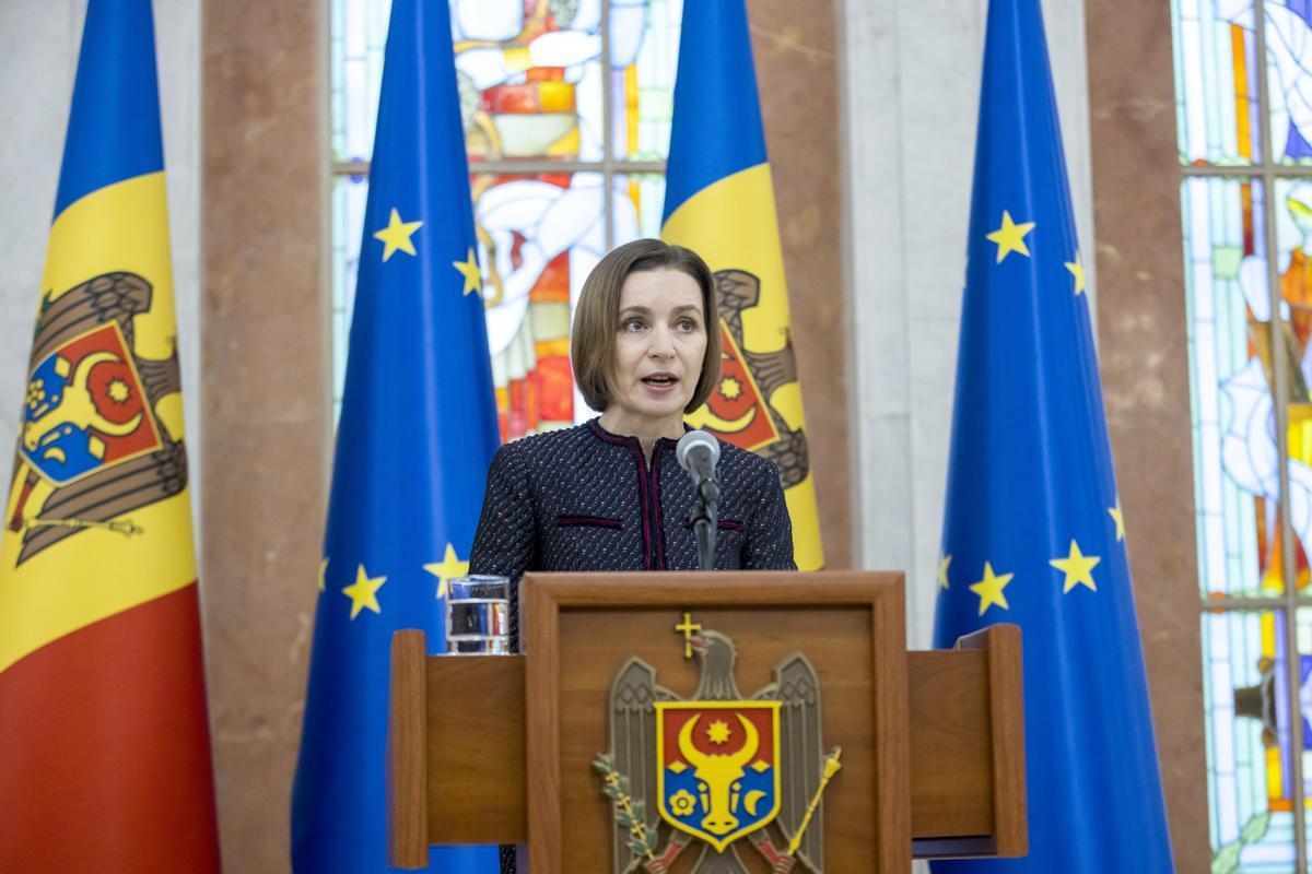 La presidenta de Moldavia, Maia Sandu, asiste a una conferencia de prensa conjunta con el presidente del Parlamento, Igor Grosu, y el candidato a primer ministro, Dorin Recean, en el edificio presidencial en Chisinau, el 10 de febrero de 2023. 