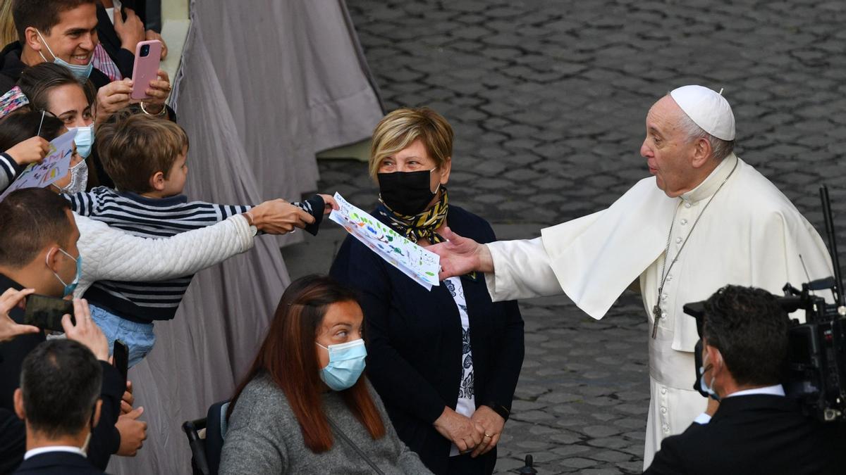 Un niño entrega un dibujo al papa Francisco en una audiencia pública en el Vaticano, el pasado día 12 de mayo.