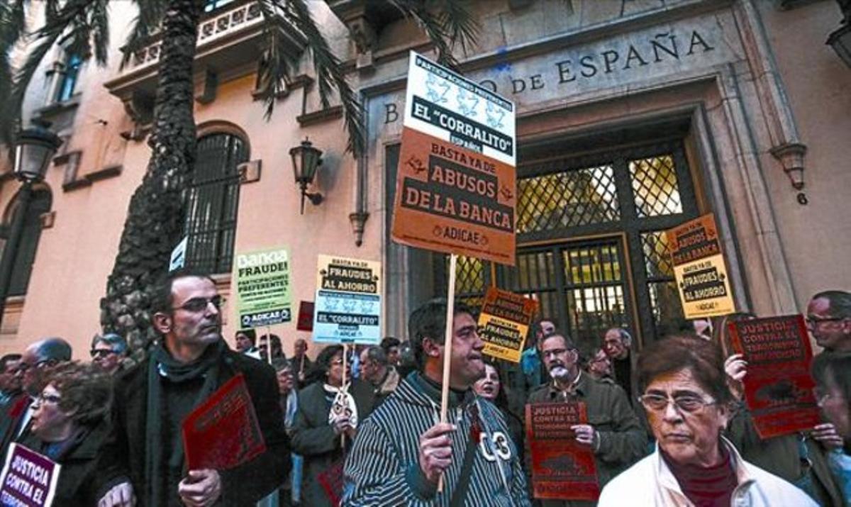 Protestas 8 Un grupo de ahorradores de productos de riesgo protestan ante la delegación de Banco de España en Valencia, ayer.