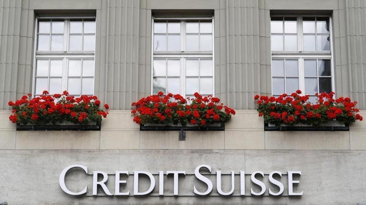 El Banco de Suiza sale en defensa de Credit Suisse y le promete la liquidez que necesite