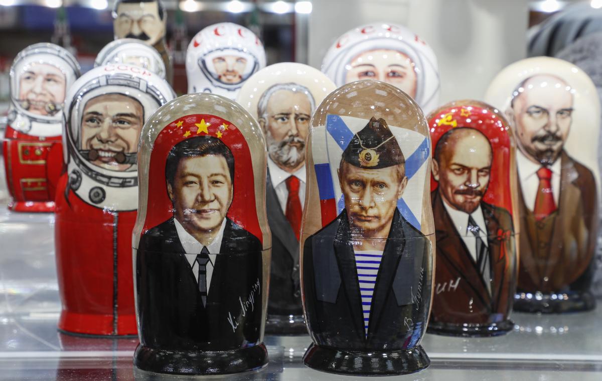 Matrioscas rusas con los retratos de Putin y Xi Jinping.