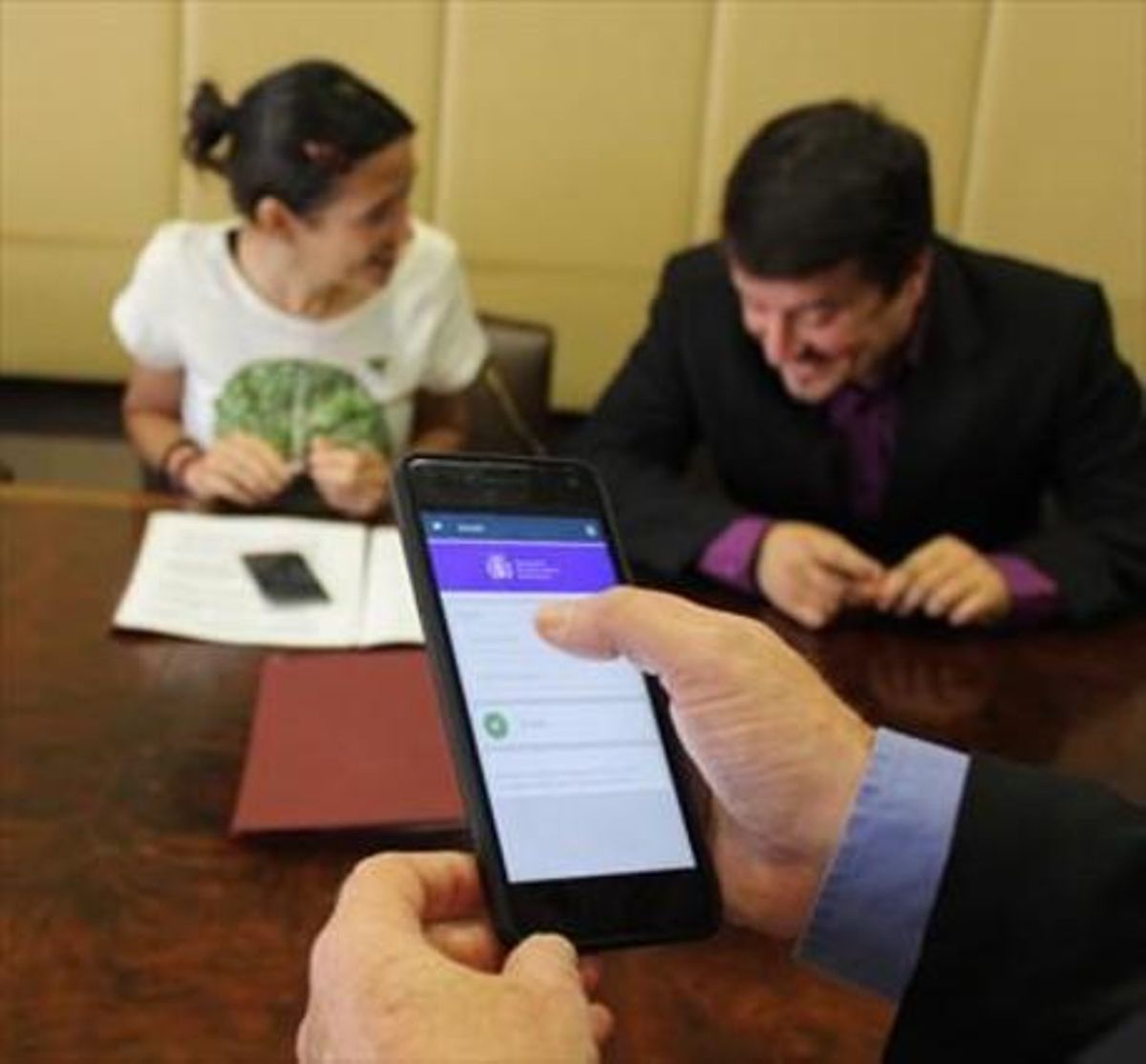 Un usuario examina el prototipo para el sistema de pago de la moneda virtual durante la firma del convenio por parte de la alcaldesa, Núria Parlon. Un usuario examina el prototipo para el sistema de pago de la moneda virtual durante la firma del convenio por parte de la alcaldesa, Núria Parlon.