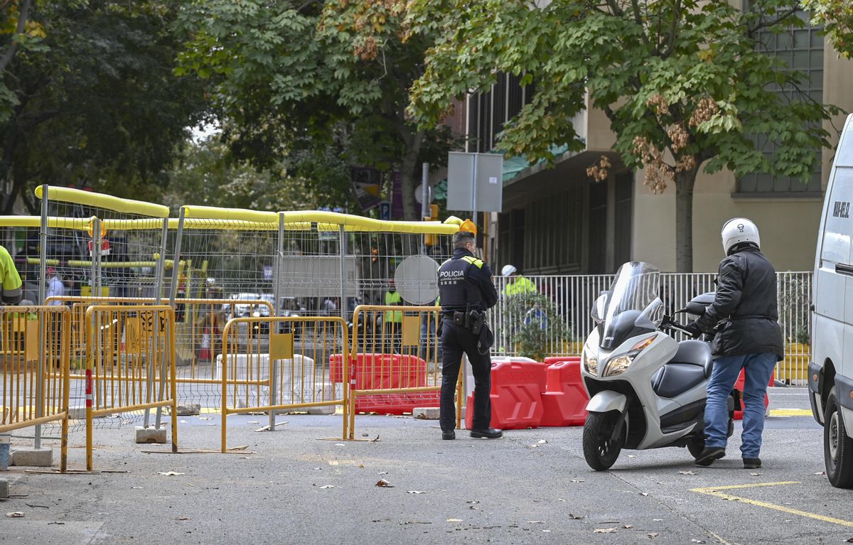 Un agente de la Urbana obliga a una moto a retroceder tras saltarse la obligación de girar en Pau Claris Un agente de la Urbana obliga a una moto a retroceder tras saltarse la obligación de girar en Pau Claris