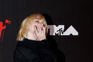 Billy Eilish posa en la alfombra roja de los MTV Awards