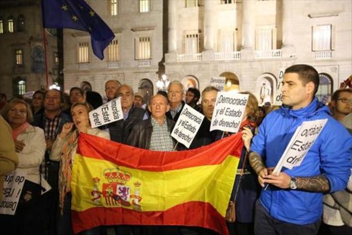 Concentración de Societat Civil Catalana en la plaza Sant Jaume de Barcelona. Concentración de Societat Civil Catalana en la plaza Sant Jaume de Barcelona.