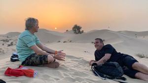 Ángel León, estirado, charla con Jesús Calleja en el desierto de Dubái durante uno de los momentos del episodio de ’Planeta Calleja’ protagonizado por el cocinero gaditano.