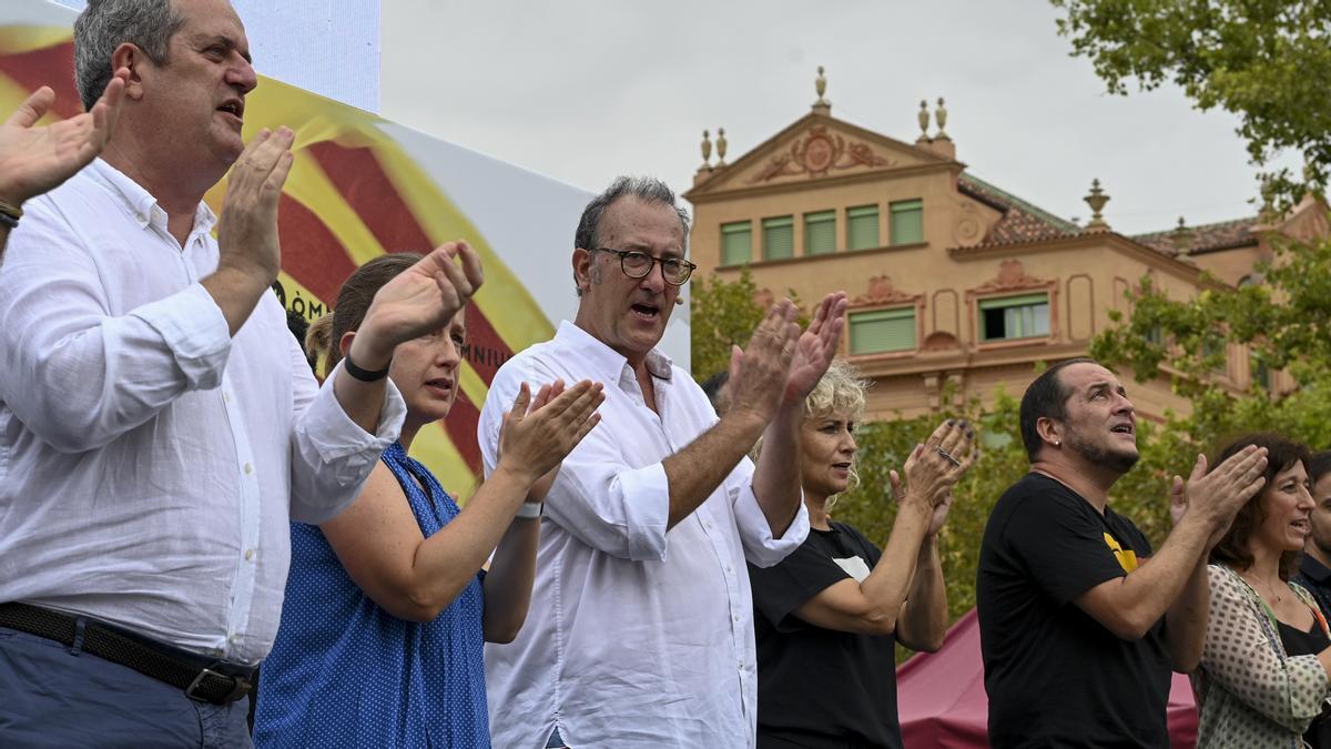 El presidente de Òmnium, Xavier Antich, aplaude al finalizar el acto convocado en el Arc de Triomf durante la Diada Nacional de Catalunya.