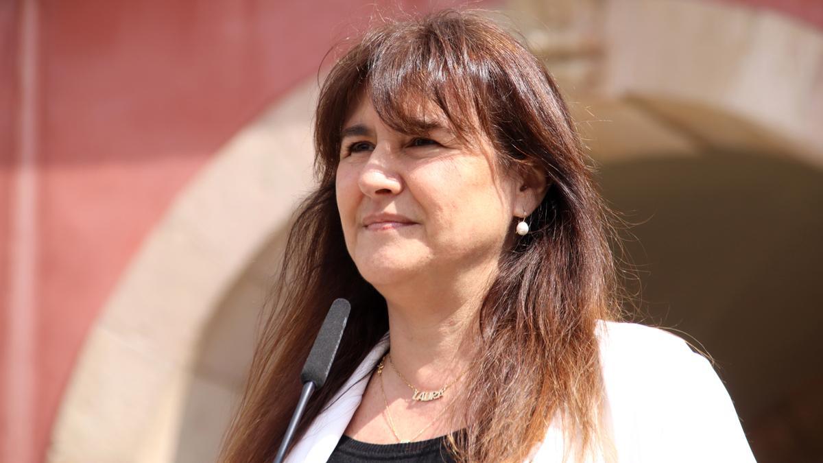 Laura Borràs atiende a los medios frente al Parlament. Laura Borràs atiende a los medios frente al Parlament.