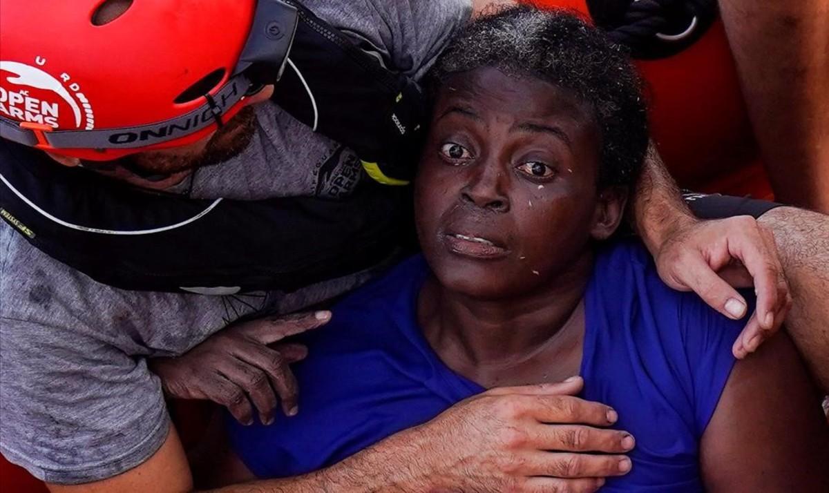 Un miembro de Open Arms abraza a Josephine, una mujer camerunesa conmocionada por pasar varios días abrazada a un trozo de madera y rodeada de cadáveres tras el naufragio de la patera en que viajaban.