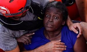 Un miembro de Open Arms abraza a Josephine, una mujer camerunesa conmocionada por pasar varios días abrazada a un trozo de madera y rodeada de cadáveres tras el naufragio de la patera en que viajaban.