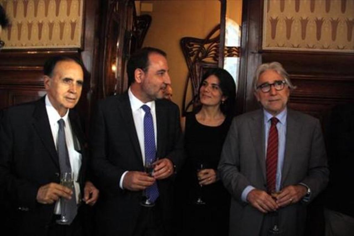 Espadaler, con los diputados Montse Surroca y Josep Sànchez Llibre. Espadaler, con los diputados Montse Surroca y Josep Sànchez Llibre.