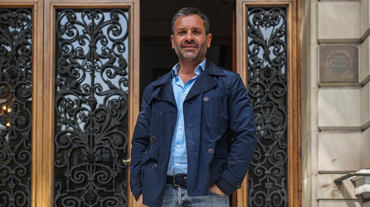 Joan Antonio Serrano, en la puerta del Col.legi de l’Advocacia de Barcelona. AUTOR JORDI OTIX Joan Antonio Serrano, en la puerta del Col.legi de l’Advocacia de Barcelona. AUTOR JORDI OTIX