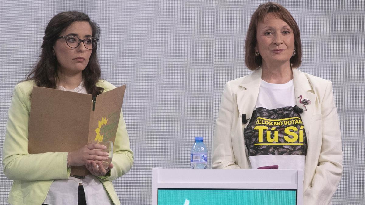 Helena Vidal (izq.), de Más Región, y María Marín (dcha.), de Podemos, en el debate electoral.