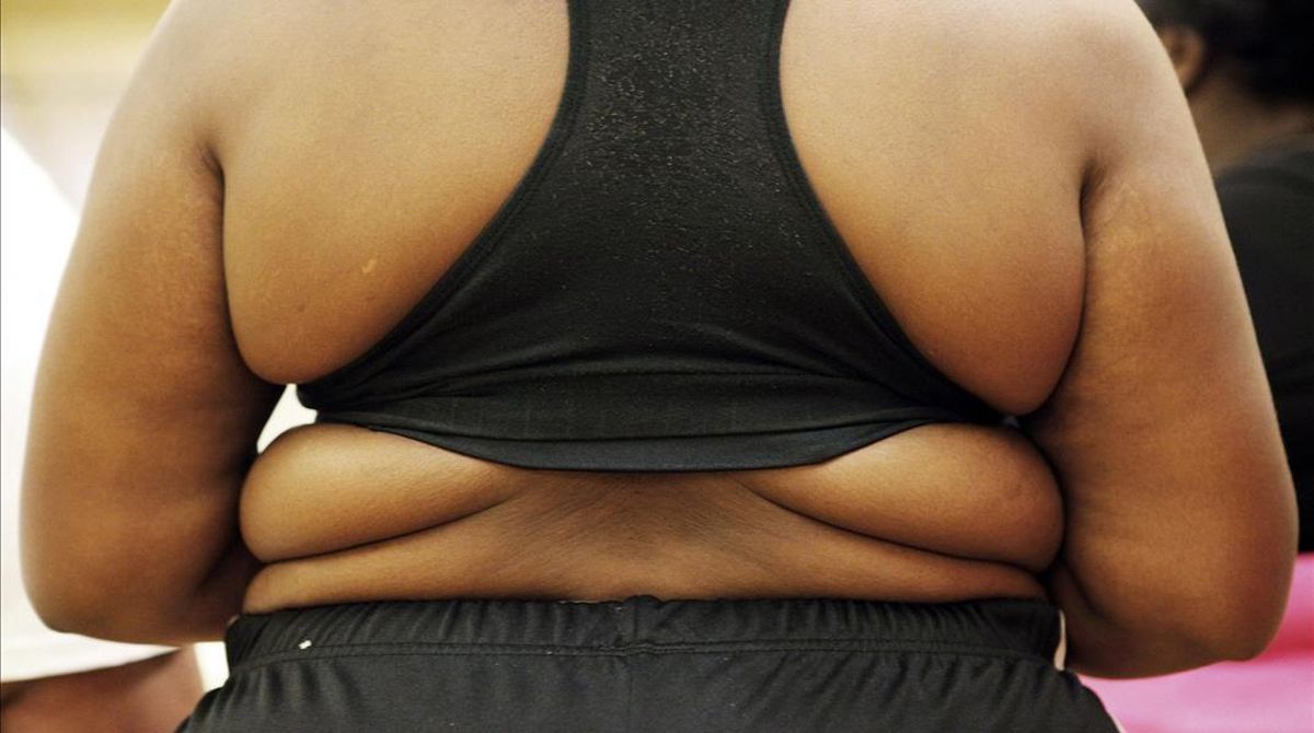 Una mujer con sobrepeso con un top deportivo. Una mujer con sobrepeso con un top deportivo.
