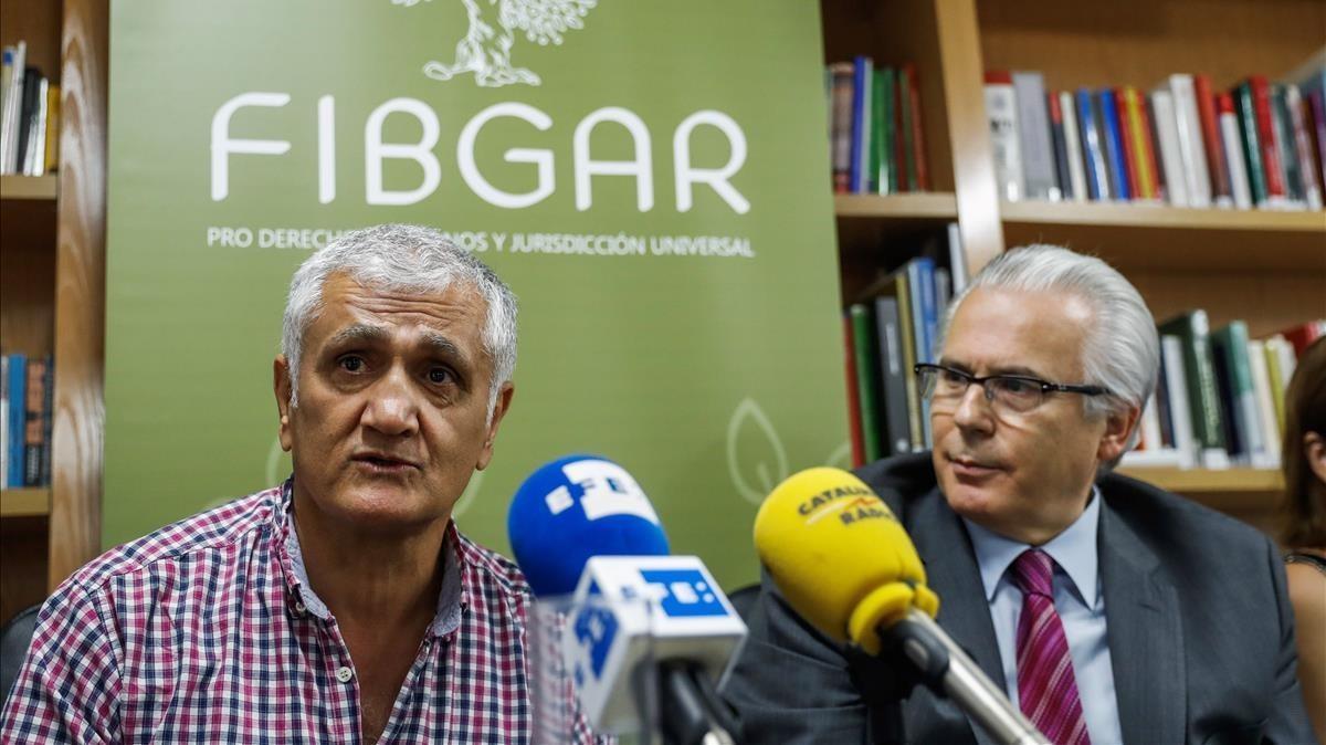 Hamza Yalcin (izquierda), en rueda de prensa junto a Baltasar Garzón, en Madrid, el 29 de septiembre.