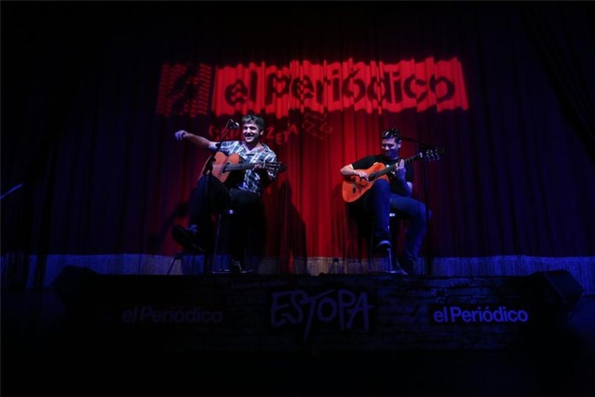 Los hermanos David y Jose Muñoz, durante su concierto para lectores de EL PERIÓDICO.