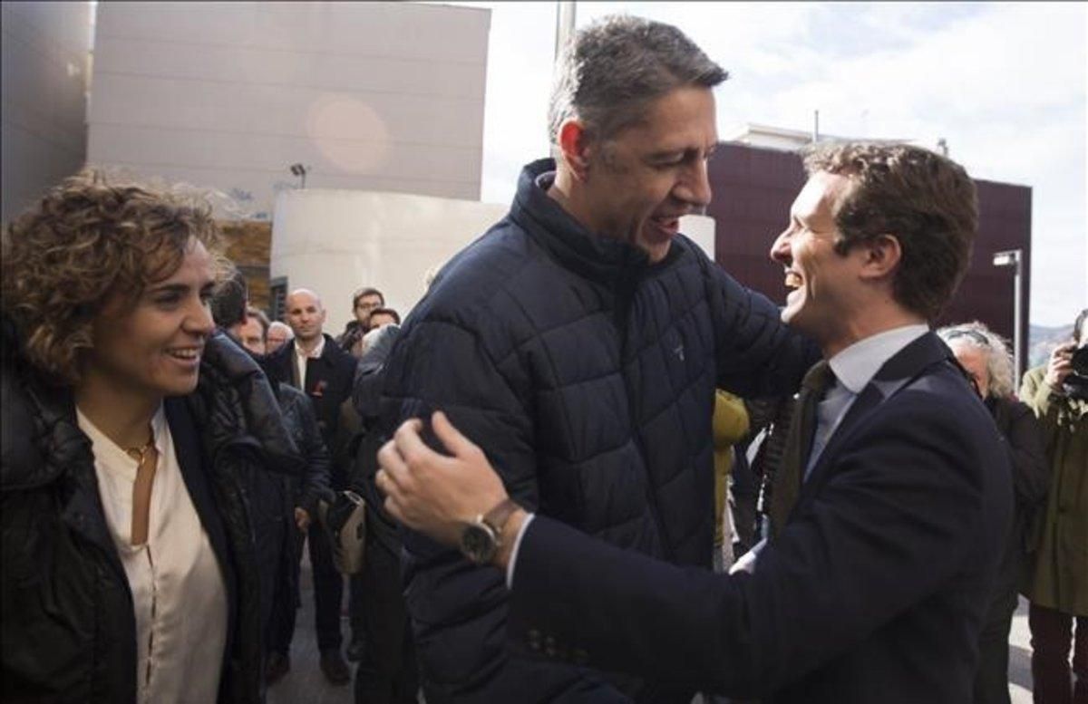 El líder del PP, Pablo Casado, saludando a Xavier García Albiol, junto a Dolors Montserrat, en Badalona. El líder del PP, Pablo Casado, saludando a Xavier García Albiol, junto a Dolors Montserrat, en Badalona.