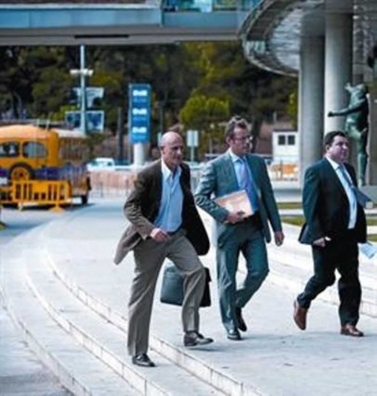 El directivo Jordi Moix, el presidente Sandro Rosell y el asesor presidencial Juan José Castillo, ayer. El directivo Jordi Moix, el presidente Sandro Rosell y el asesor presidencial Juan José Castillo, ayer.