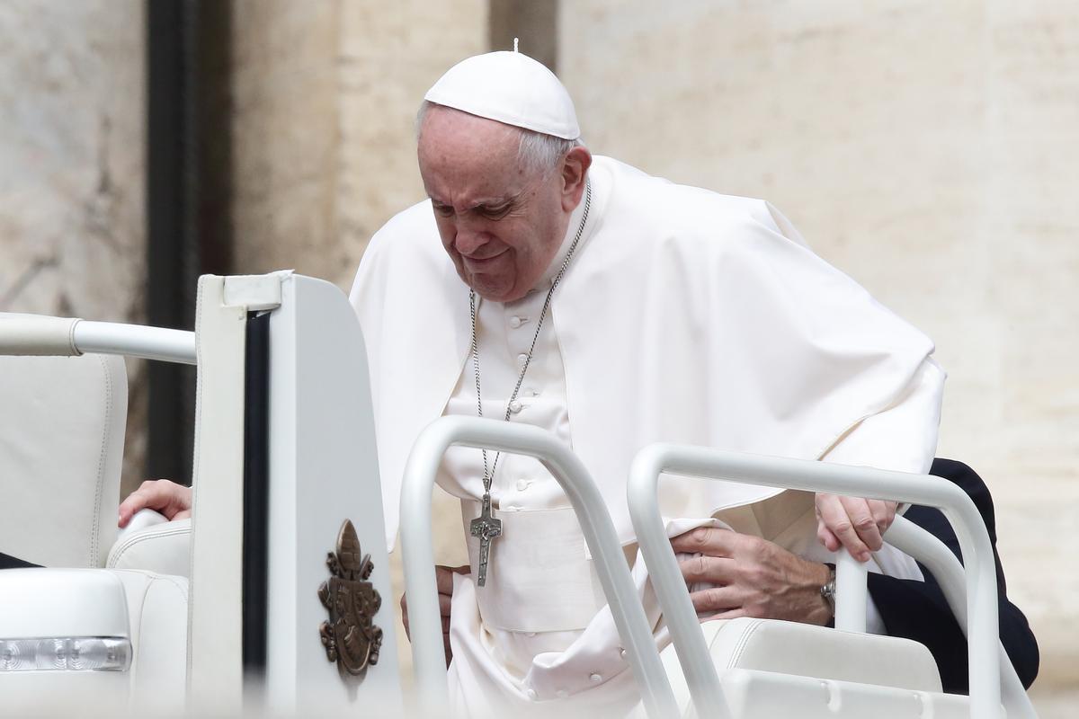El Papa estrena silla de ruedas | FOTOS