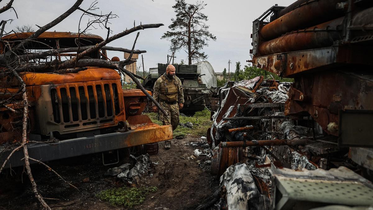 Un soldado ucraniano examina un lanzacohetes ruso destruido, cerca de la población de Sosnove, en la región de Donetsk.