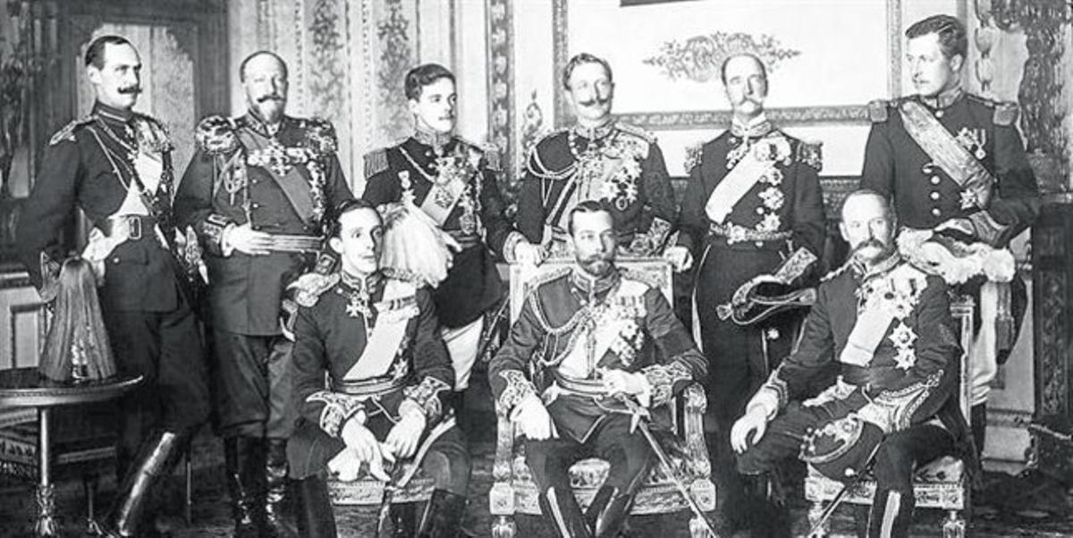 Los nueve monarcas reinantes en Europa, en el funeral de Eduardo VII.