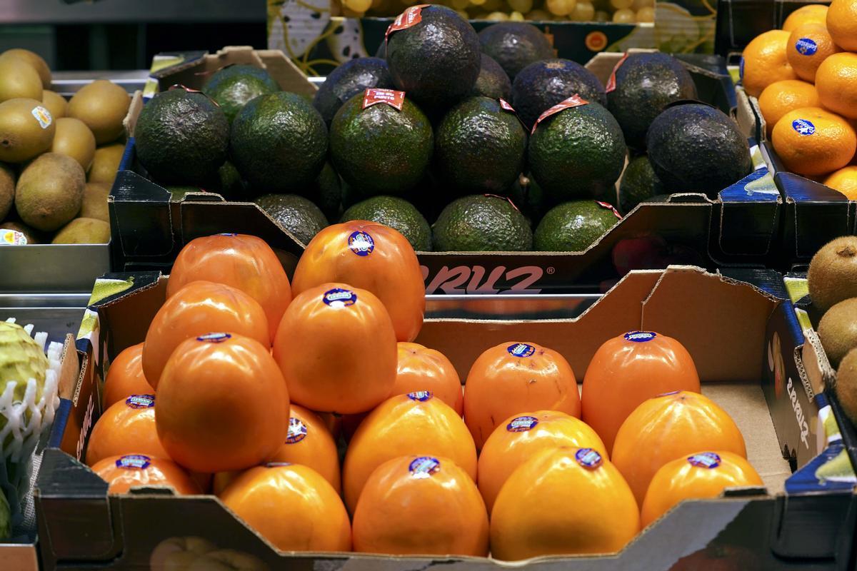 Cajón con naranjas y frutas en un mercado de Madrid.