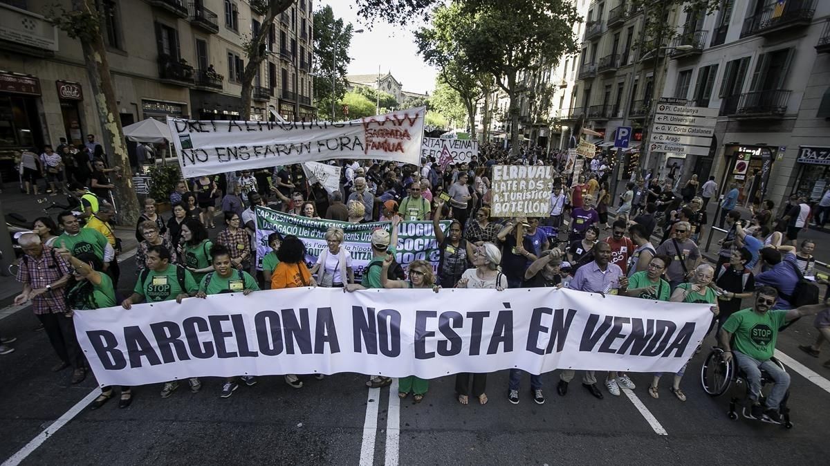 Protesta contra la nueva burbuja inmobiliaria, en Barcelona, en junio del 2017. Protesta contra la nueva burbuja inmobiliaria, en Barcelona, en junio del 2017.